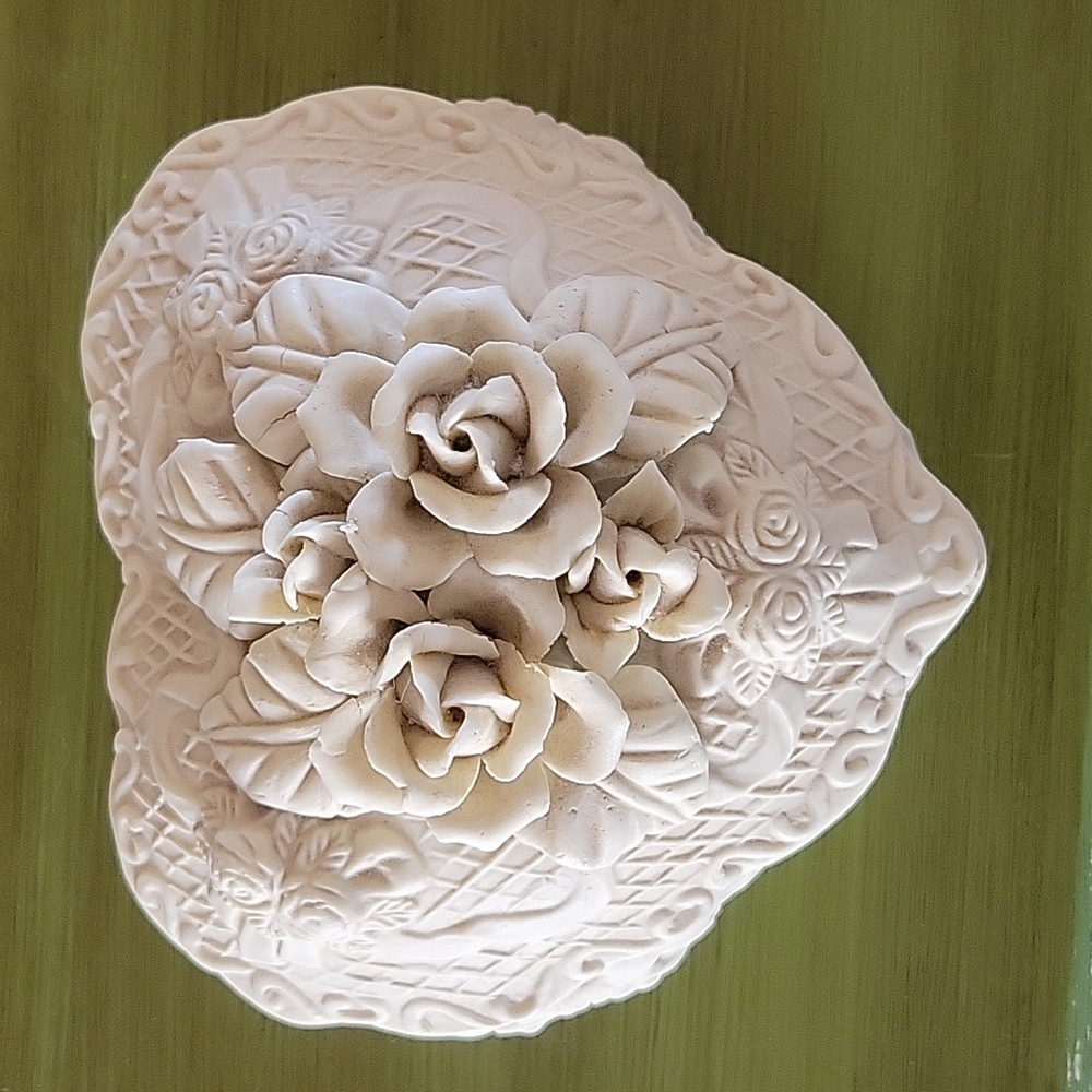 Ceramic heart shaped bowl with cover